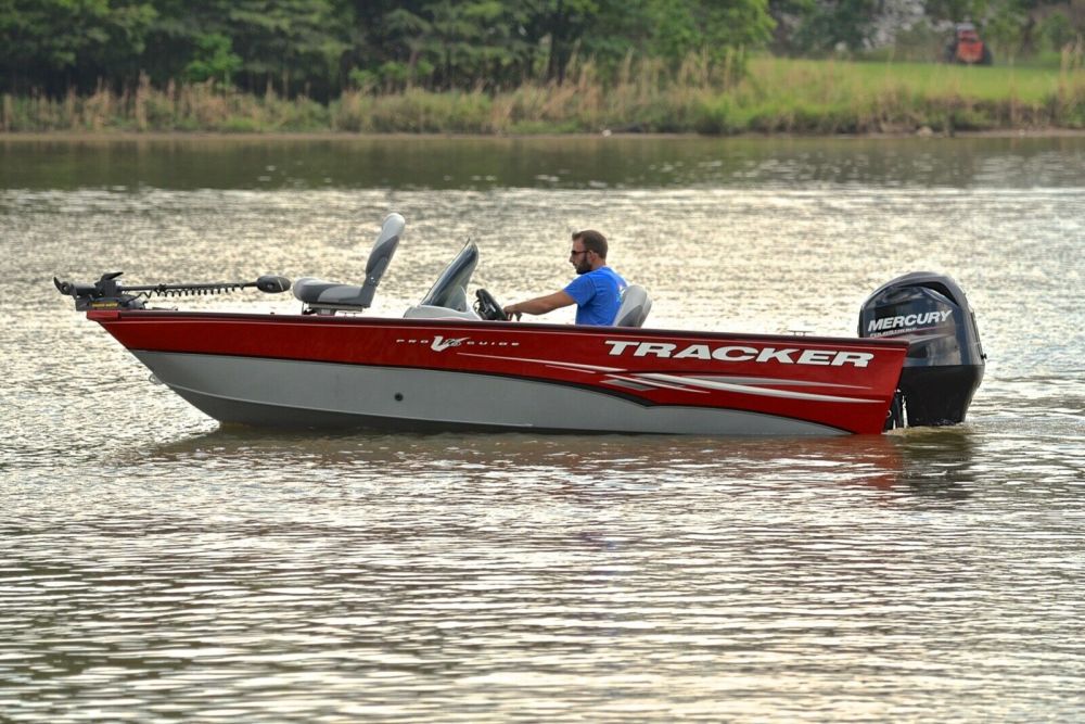 TRACKER PRO GUIDE V 16 MERCURY 75HP ONLY 20 HOURS Tracker TRACKER PRO GUIDE V 16 MERCURY 75HP ONLY 20 HOURS Tracker